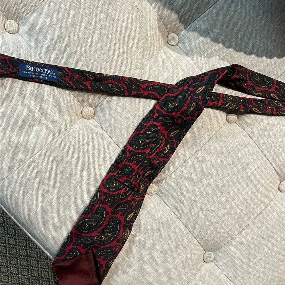 Burberry Men’s Red Green Paisley Printed All Silk Tie - Picture 5 of 8